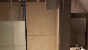4 人部屋 ベッド (複数台) | バスルーム | シャワー、バスアメニティ (無料)、タオル