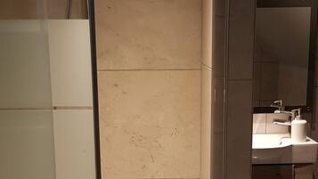 Chambre Quadruple, plusieurs lits | Salle de bain | Douche, articles de toilette gratuits, serviettes fournies