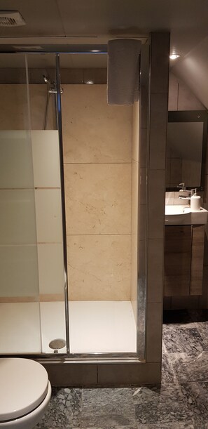 Chambre Quadruple, plusieurs lits | Salle de bain