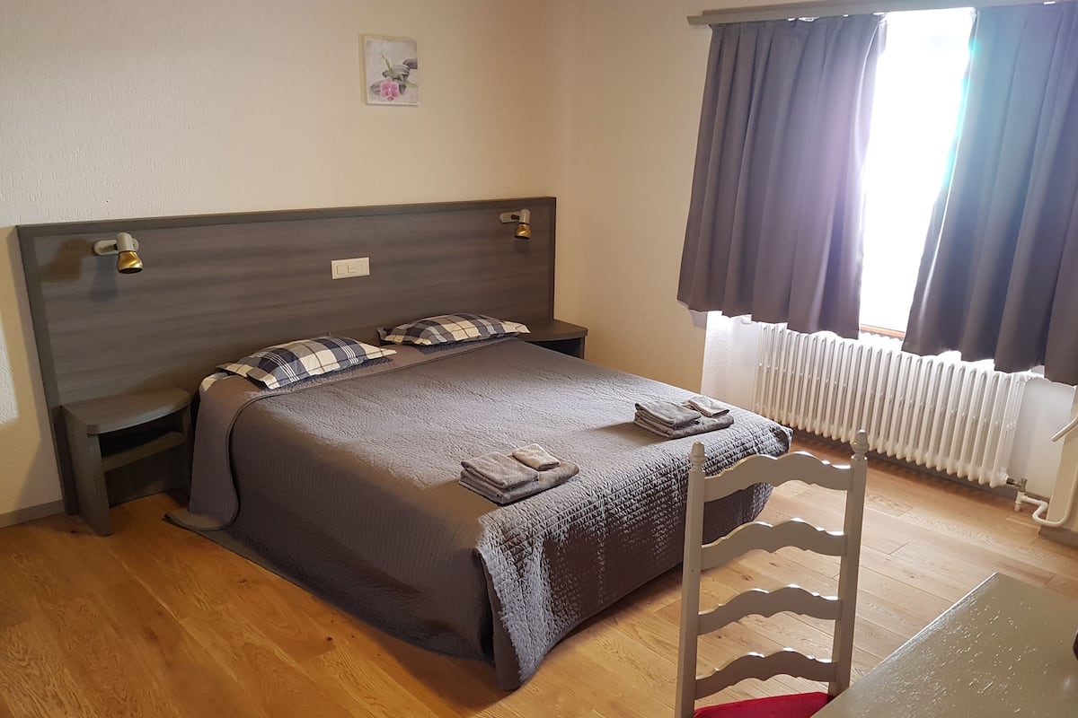 Chambre double, 1 grand lit | Bureau, systĂšme dâinsonorisation, accĂšs au Wi-Fi (inclus)