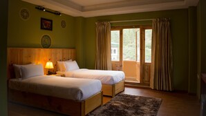 ミニバー、セーフティボックス (室内)、デスク、ノートパソコン用作業スペース