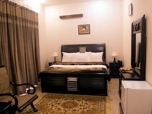 Familie tweepersoonskamer, 1 kingsize bed | 1 slaapkamer, een minibar, een bureau, geluiddichte muren