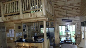 L’intérieur d’une cabane comprend une cuisine, un coin repas et un salon.