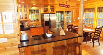 Beautiful Luxury Cabin With Pool / Private Hot Tub