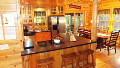 Beautiful Luxury Cabin With Pool / Private Hot Tub