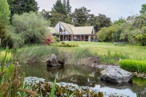 Property grounds - BEECH _TREE _LODGE- BEST PRICE !! SLEEPS 14 -PET FRIENDLY- BOOK NOW (Ohakune)