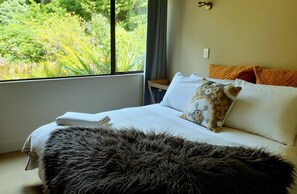 4 bedrooms, desk, iron/ironing board, travel crib - BEECH _TREE _LODGE- BEST PRICE !! SLEEPS 14 -PET FRIENDLY- BOOK NOW (Ohakune)