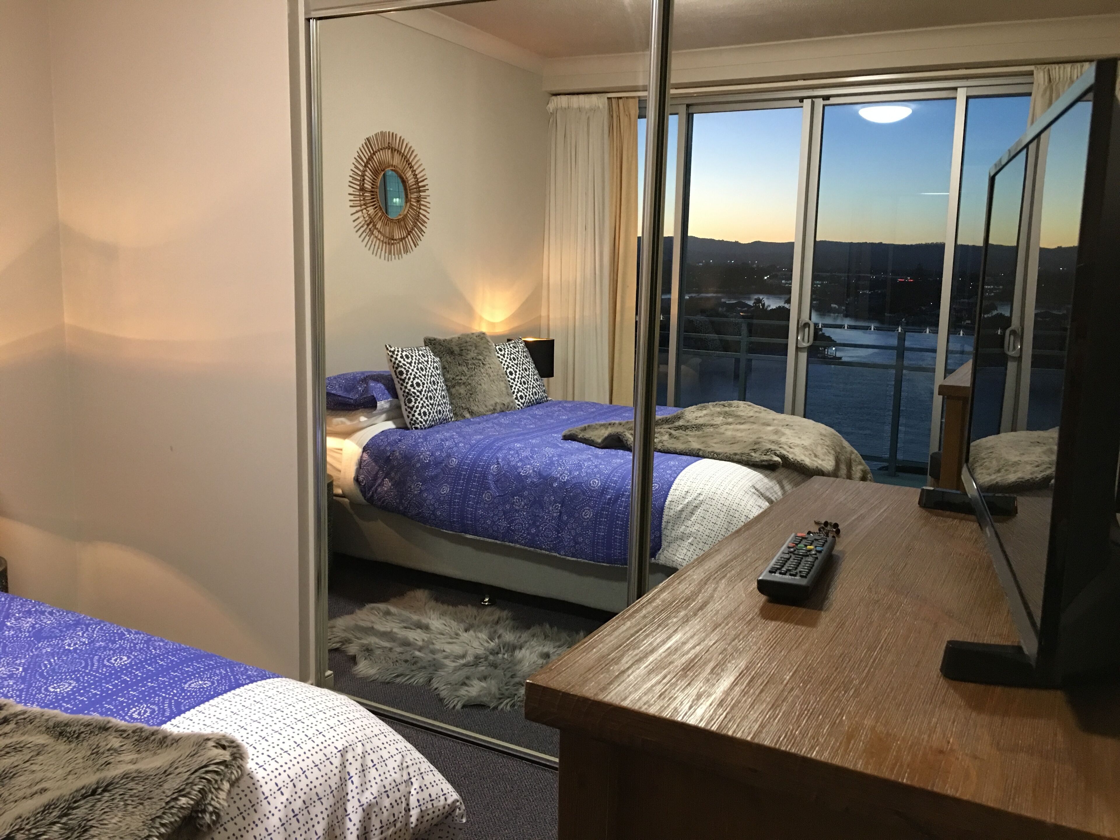 Cozy 2 Bedroom Apartment Free Unlimited Wifi and Netflix Free Parking