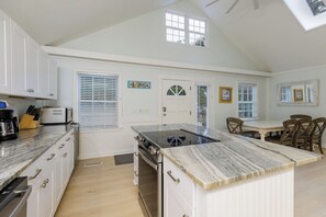 Réfrigérateur, micro-ondes, plaque de cuisson, lave-vaisselle