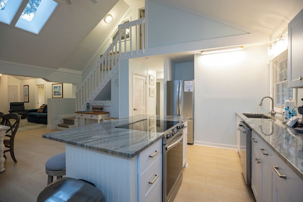 Refrigerador, microondas, parrilla de estufa y lavavajillas 