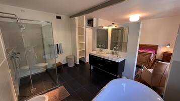 Combinazione doccia/vasca, asciugacapelli, bidet, asciugamani