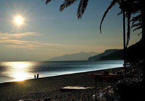Chaises longues, serviettes de plage