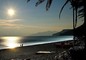 Chaises longues, serviettes de plage