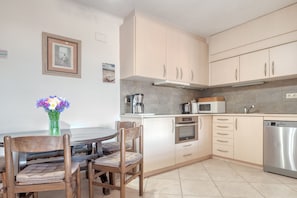 Fridge, microwave, oven, dishwasher - GRAN RESERVA PLAYA 9 25 Empuriabrava (Empuriabrava)