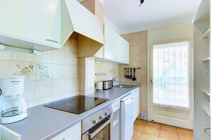 Réfrigérateur, four à micro-ondes, un four, lave-vaisselle