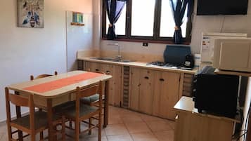 Oven, stovetop, coffee/tea maker, cookware/dishes/utensils