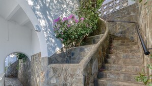 A stone staircase with a flower box on the right. - VILLA LOU Roses (Rosas / Roses)