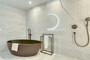 Bathtub, hair dryer, towels - VILLA LOU Roses (Rosas / Roses)