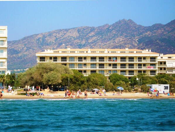 Una spiaggia nelle vicinanze