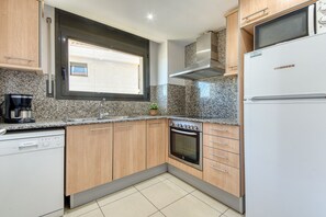 Een koelkast, een microgolfoven, een oven, een kookplaat