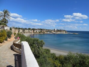 Nær stranden og solsenger