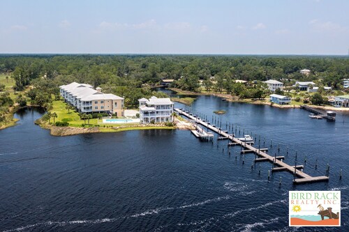 Gulf Breeze Condo #106- Private Boat Ramp! WiFi! Docks to be completed May 2026!