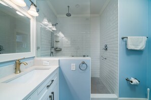 Combined shower/bathtub, hair dryer, towels - 3 BR/2.5 BA Family Friendly Villa! Golf Views! Amenities included! (Seabrook Island)