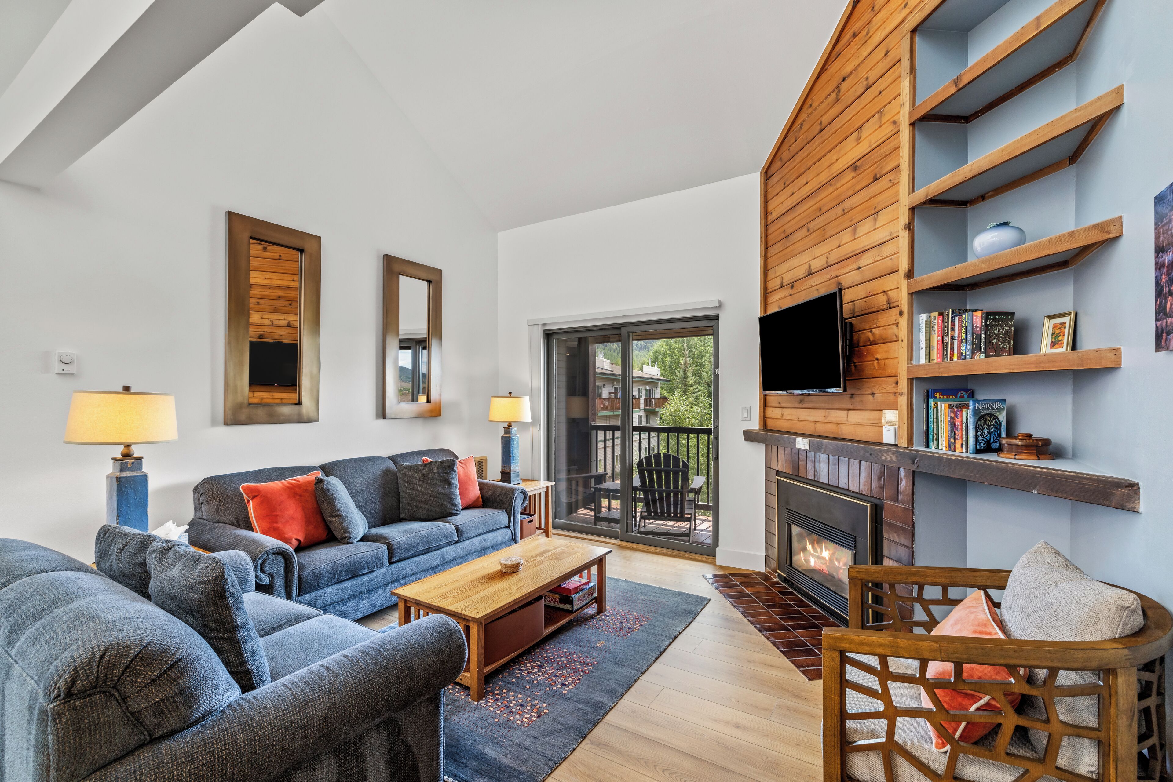 Televisión y chimenea 