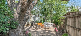 Unique Swiftie Hideaway! 2 blocks to Main, bachelorette girls weekend!
