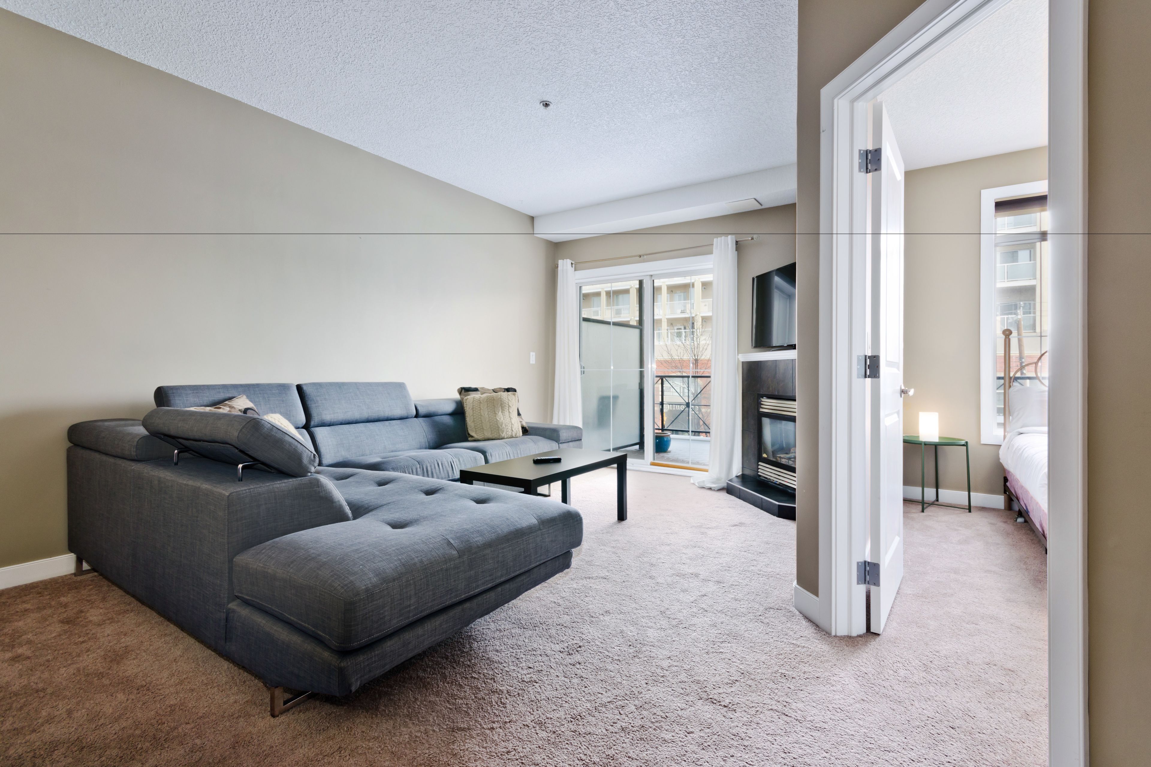 Condo | Aire de séjour | Téléviseur à écran plat, foyer