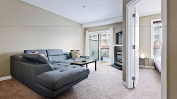 Condo | Aire de séjour | Téléviseur à écran plat, foyer