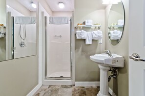 Condo | Bathroom | Combined shower/tub, free toiletries, hair dryer, towels - Suite Digs Bella Vista (Calgary)