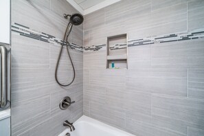 Ensemble baignoire-douche, séchoir à cheveux, serviettes fournies