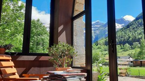 A room with a view of a mountainous landscape through large windows. - Hôtel Vignemale (Gavarnie-Gedre)