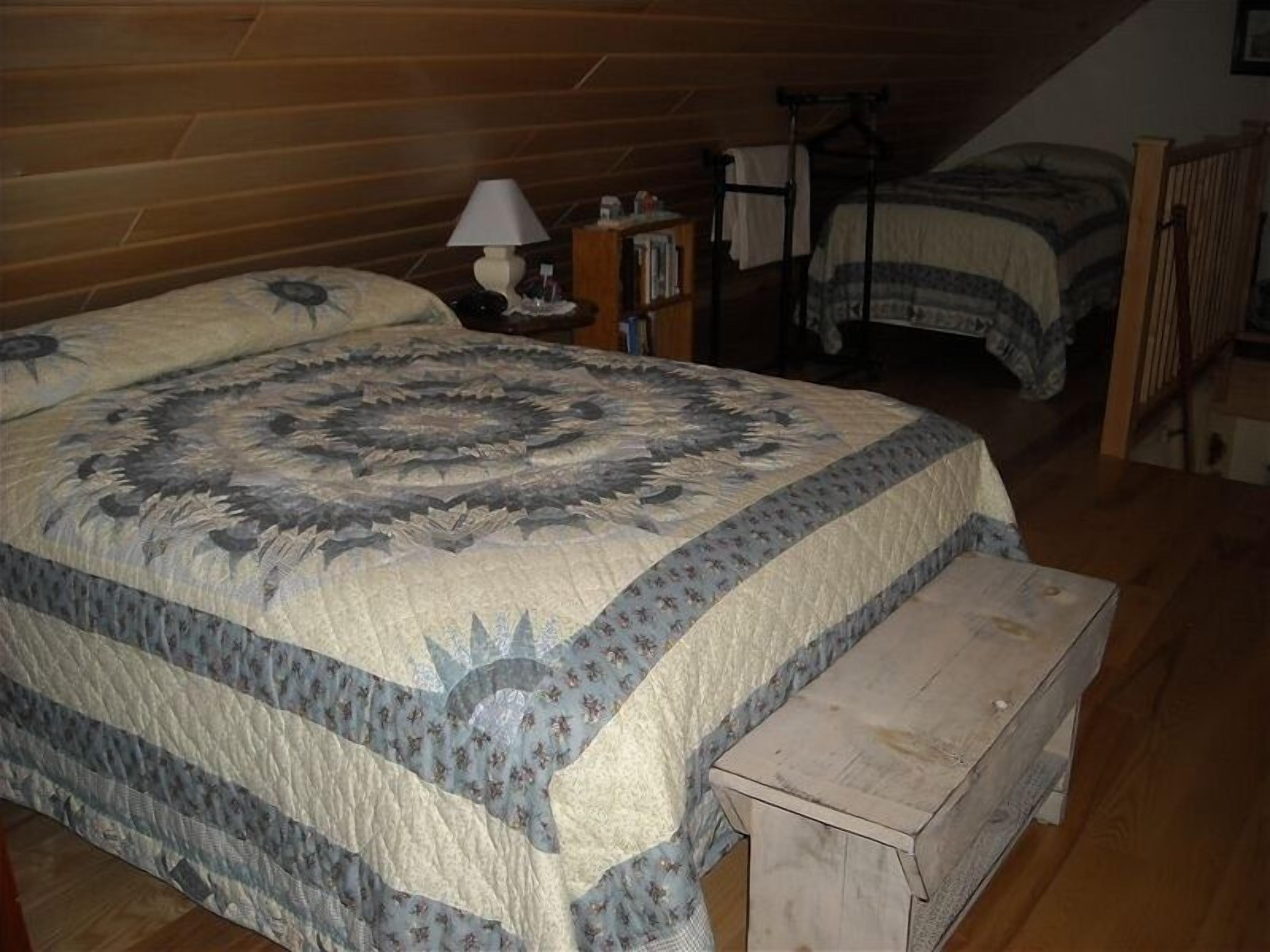 2 bedrooms, iron/ironing board, travel crib, WiFi (free)