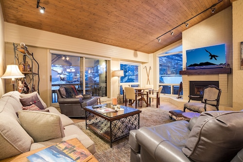 Top-Floor Mountain Escape – Steps from the Slopes at Dulany!