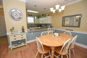 Condo, 2 Bedrooms | Dining