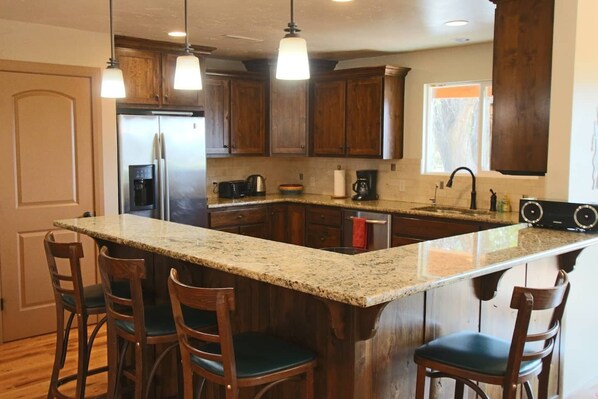 Kjøleskap, mikrobølgeovn, ovn og kokeplater