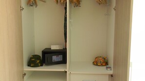 A walk-in closet with shelves, hanging space, and drawers. - Casa a Medida (Las Palmas de Gran Canaria)