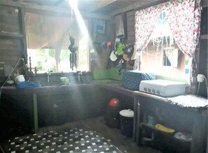 Een koelkast, een oven, een kookplaat, een rijstkoker