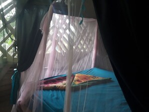 Eenvoudige tweepersoonskamer, uitzicht op bergen | Badkamer | Een bad/douchecombinatie, een diep bad, een regendouche