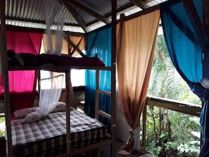 Eenvoudige slaapzaal, balkon, uitzicht op bergen | Een bureau, beddengoed