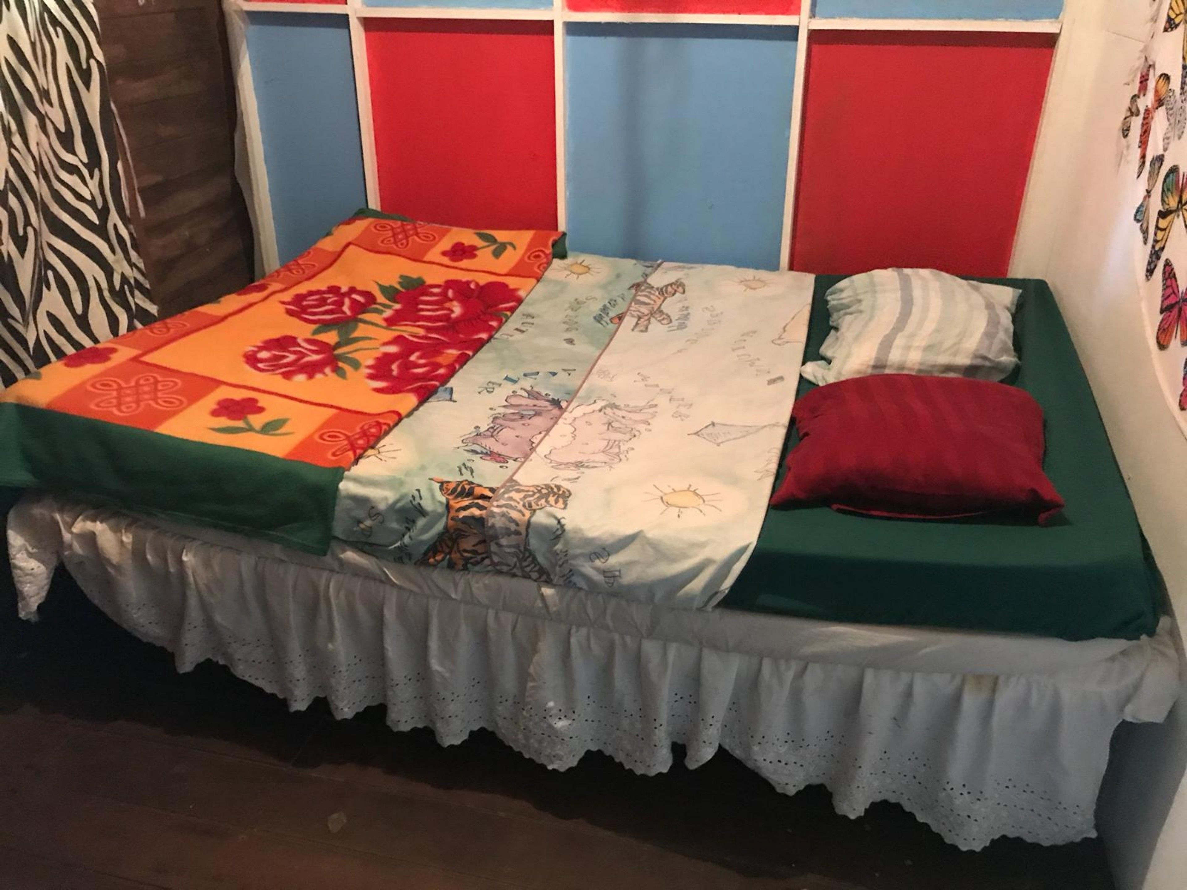 Eenvoudige tweepersoonskamer, uitzicht op bergen | Een bureau, beddengoed