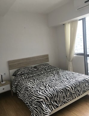 2 sovrum, sängtillbehör av högsta kvalitet och unika möbler