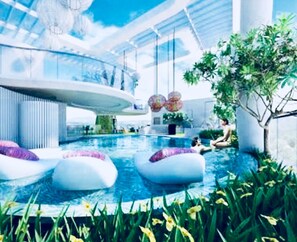 2 สระว่ายน้ำกลางแจ้ง