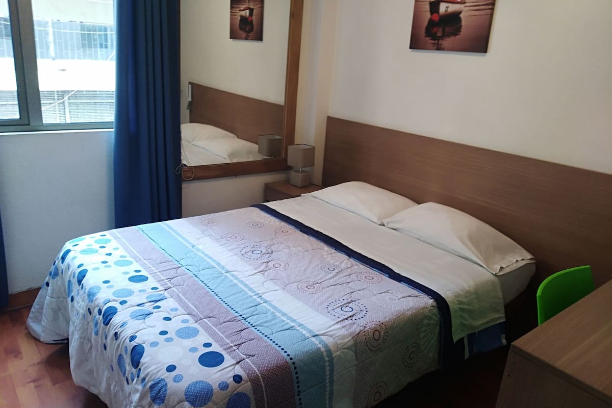 Escritorio, wifi gratis y ropa de cama