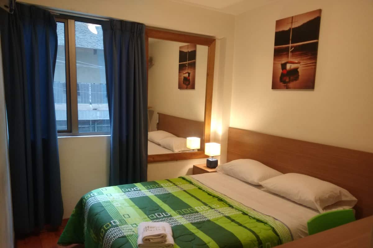 Escritorio, wifi gratis y ropa de cama