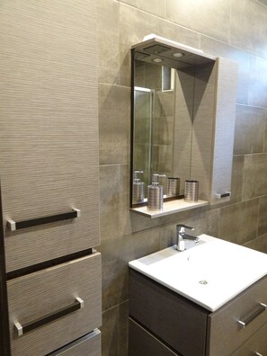 Suihku, hierova suihkupää, ilmaiset hygieniatuotteet, hiustenkuivaaja