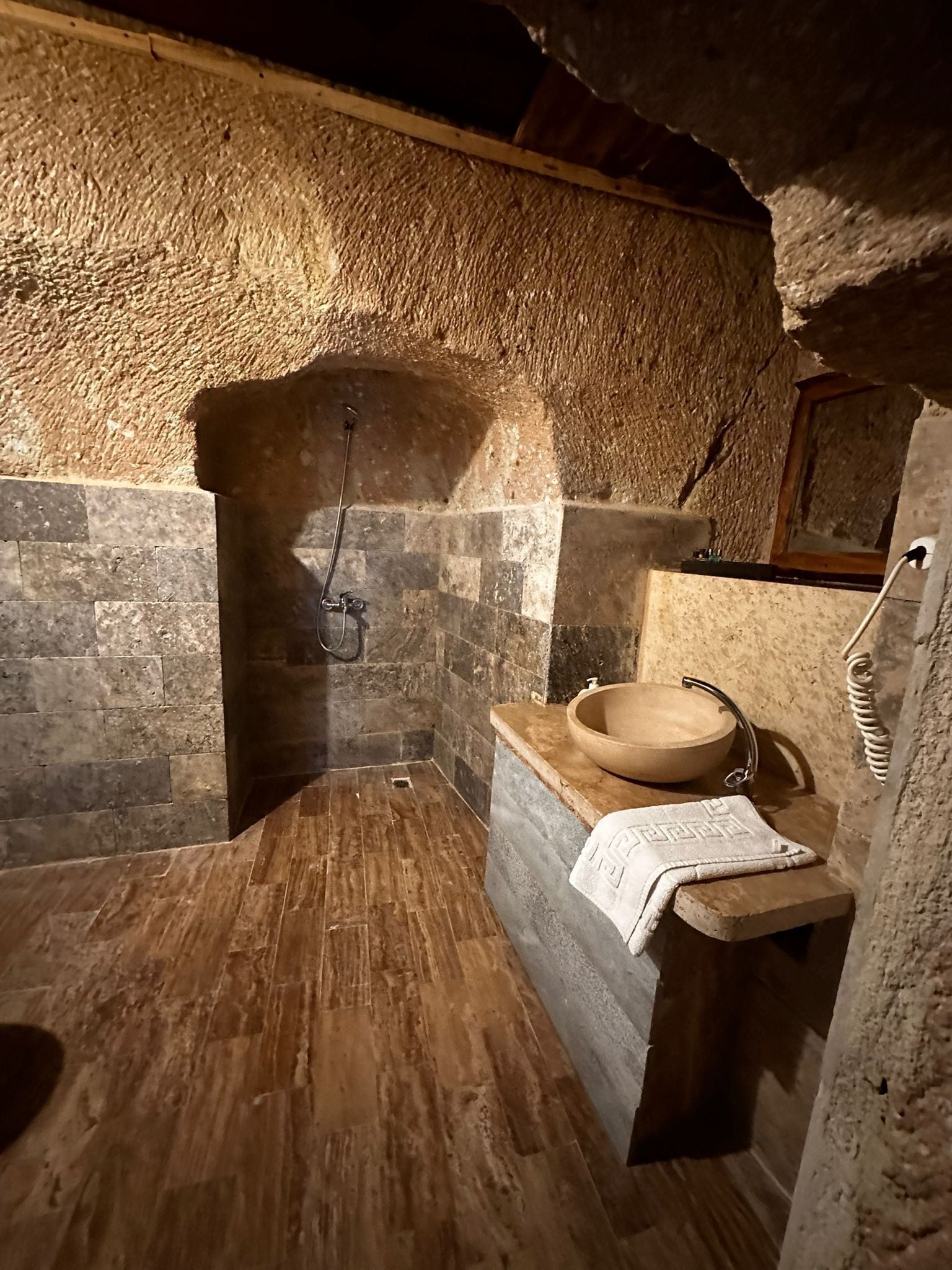 standard-2 | bathroom | free toiletries, hair dryer, slippers, towels