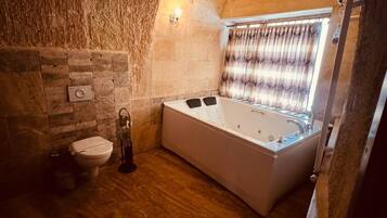 Balayi Suit Jakuzili 4 | Salle de bain | Sèche-cheveux, serviettes fournies, savon, papier toilette
